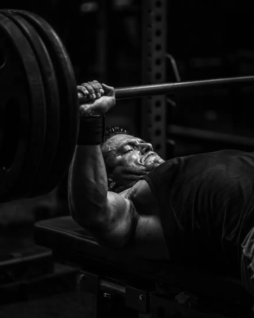 ANVIL — Programa Muscle Gain: supino pesado em P&B